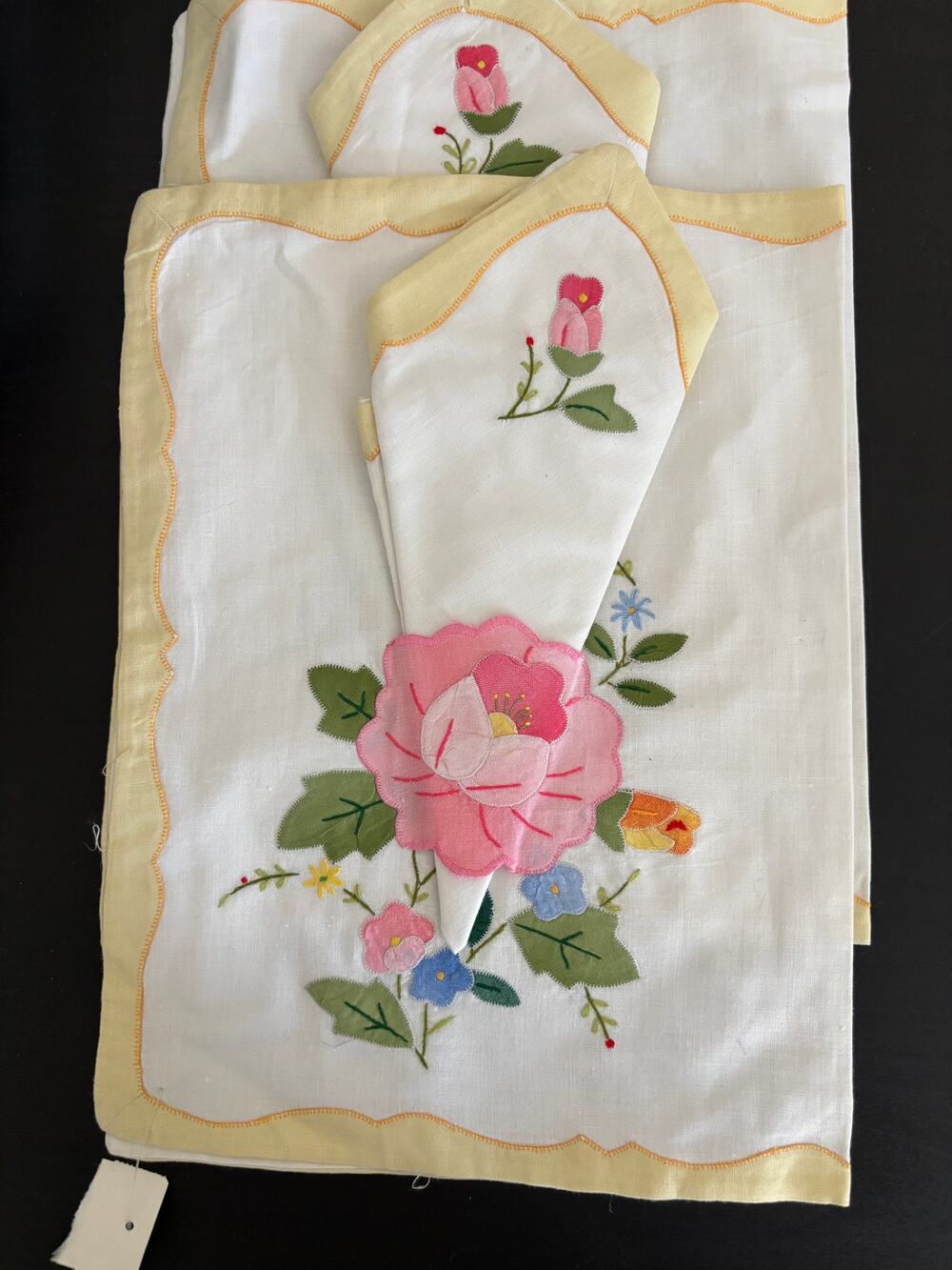 Vintage Embroidered Applique Placemats & Napkins 4 Pieces New